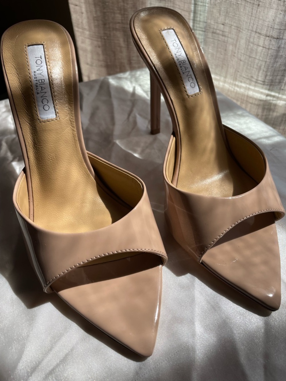 Tony Bianco MALIBU Mule - CREME HI SHINE color - Picture 2 of 8